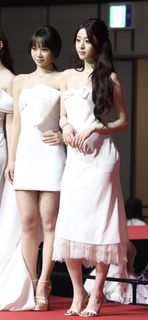 Huh Yun-jin feet photo 13