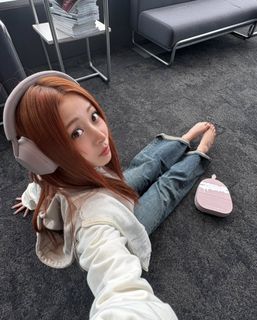 Huh Yun-jin feet photo 5