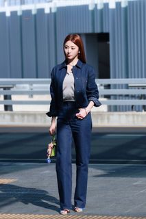 Huh Yun-jin feet photo 18
