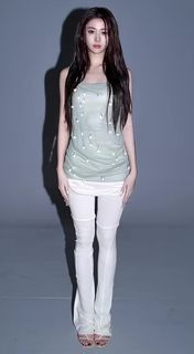 Huh Yun-jin feet photo 4