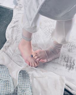Huh Yun-jin feet photo 2