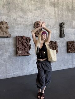Huh Yun-jin feet photo 4