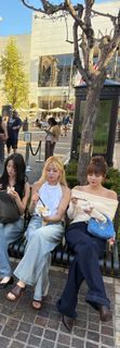 Huh Yun-jin feet photo 1