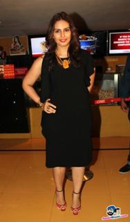 Huma Qureshi feet photo thumbnail