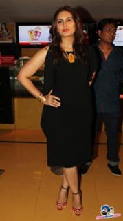 Huma Qureshi feet photo thumbnail