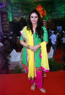 Huma Qureshi feet photo thumbnail