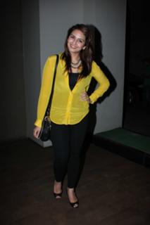 Huma Qureshi feet photo thumbnail