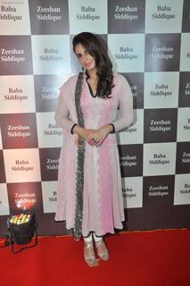 Huma Qureshi feet photo thumbnail