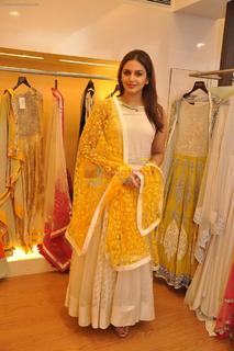 Huma Qureshi feet photo thumbnail