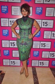Huma Qureshi feet photo thumbnail