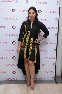 Huma Qureshi feet photo thumbnail