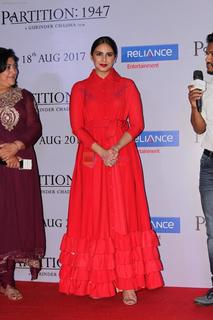 Huma Qureshi feet photo thumbnail