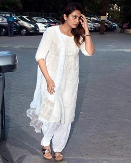 Huma Qureshi feet photo thumbnail