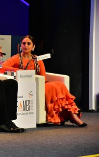 Huma Qureshi feet photo thumbnail