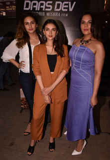 Huma Qureshi feet photo thumbnail