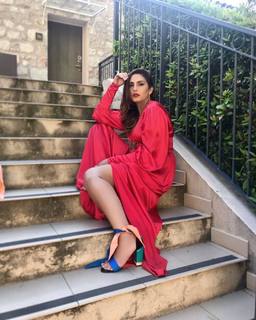 Huma Qureshi feet photo thumbnail