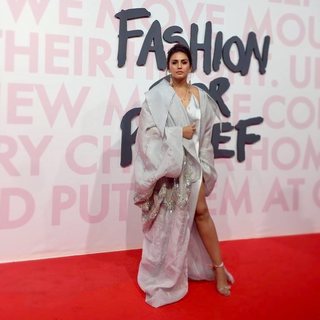 Huma Qureshi feet photo thumbnail