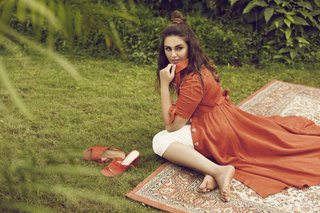 Huma Qureshi feet photo thumbnail