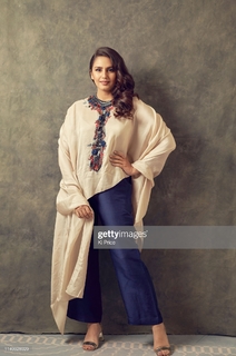 Huma Qureshi feet photo thumbnail