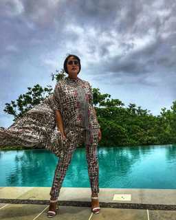 Huma Qureshi feet photo thumbnail