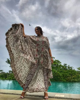 Huma Qureshi feet photo thumbnail