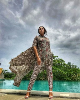 Huma Qureshi feet photo thumbnail