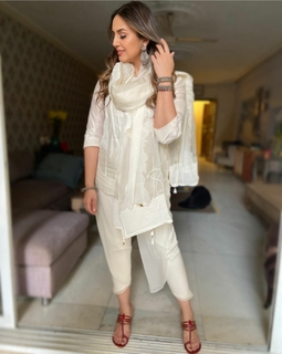 Huma Qureshi feet photo thumbnail