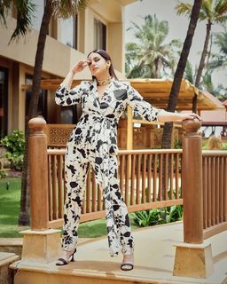 Huma Qureshi feet photo thumbnail