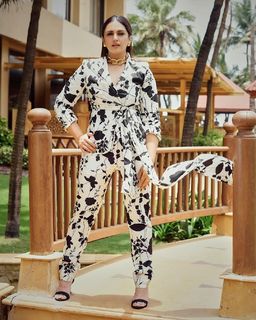 Huma Qureshi feet photo thumbnail