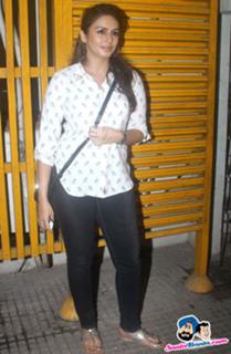 Huma Qureshi feet photo thumbnail