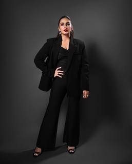 Huma Qureshi feet photo thumbnail