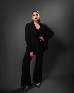 Huma Qureshi feet photo thumbnail