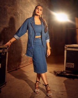Huma Qureshi feet photo thumbnail