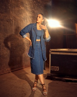 Huma Qureshi feet photo thumbnail