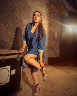 Huma Qureshi feet photo thumbnail
