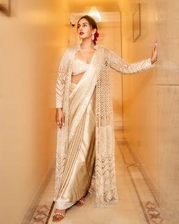 Huma Qureshi feet photo thumbnail