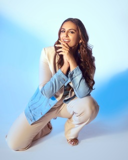 Huma Qureshi feet photo thumbnail