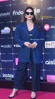 Huma Qureshi feet photo thumbnail
