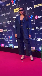Huma Qureshi feet photo thumbnail