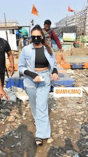 Huma Qureshi feet photo thumbnail
