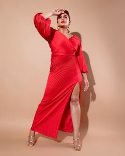 Huma Qureshi feet photo thumbnail