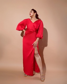 Huma Qureshi feet photo thumbnail