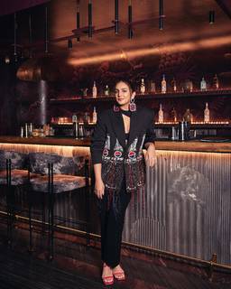 Huma Qureshi feet photo thumbnail