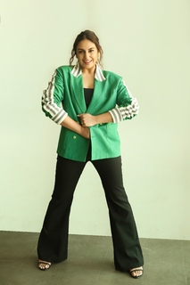 Huma Qureshi feet photo thumbnail
