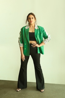 Huma Qureshi feet photo thumbnail