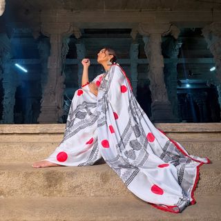 Huma Qureshi feet photo thumbnail