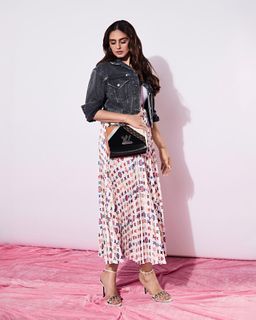 Huma Qureshi feet photo thumbnail