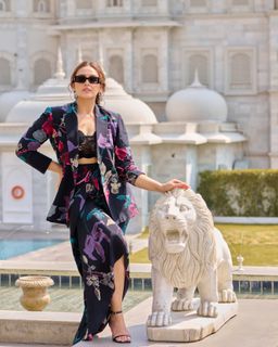 Huma Qureshi feet photo thumbnail