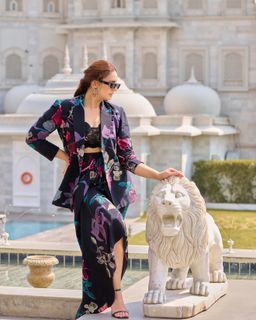 Huma Qureshi feet photo thumbnail