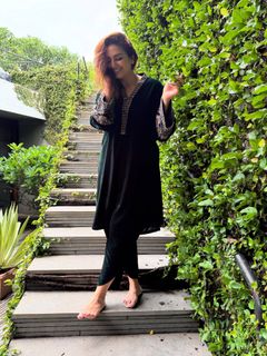 Huma Qureshi feet photo thumbnail